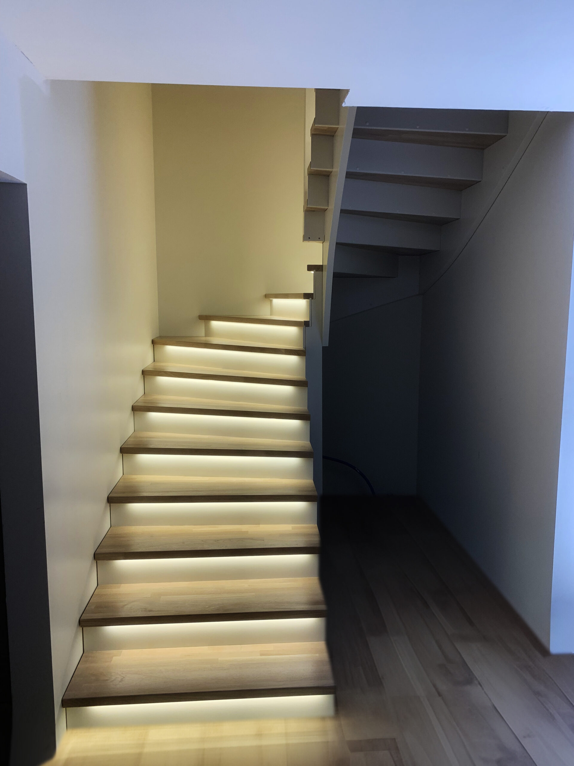 http://U-kujuline%20LED%20valgustusega%20trepp