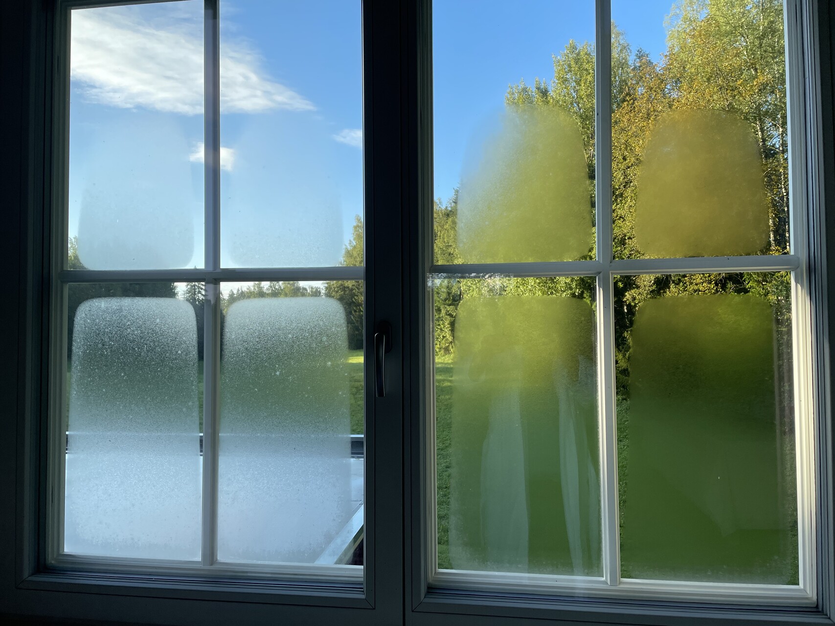 Why are window surfaces foggy or frosty in the morning, and what to consider when buying new windows?