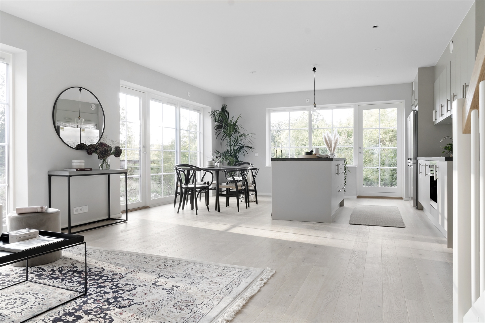 Väljapoole avanevad puit- ja puitalumiinium aknad